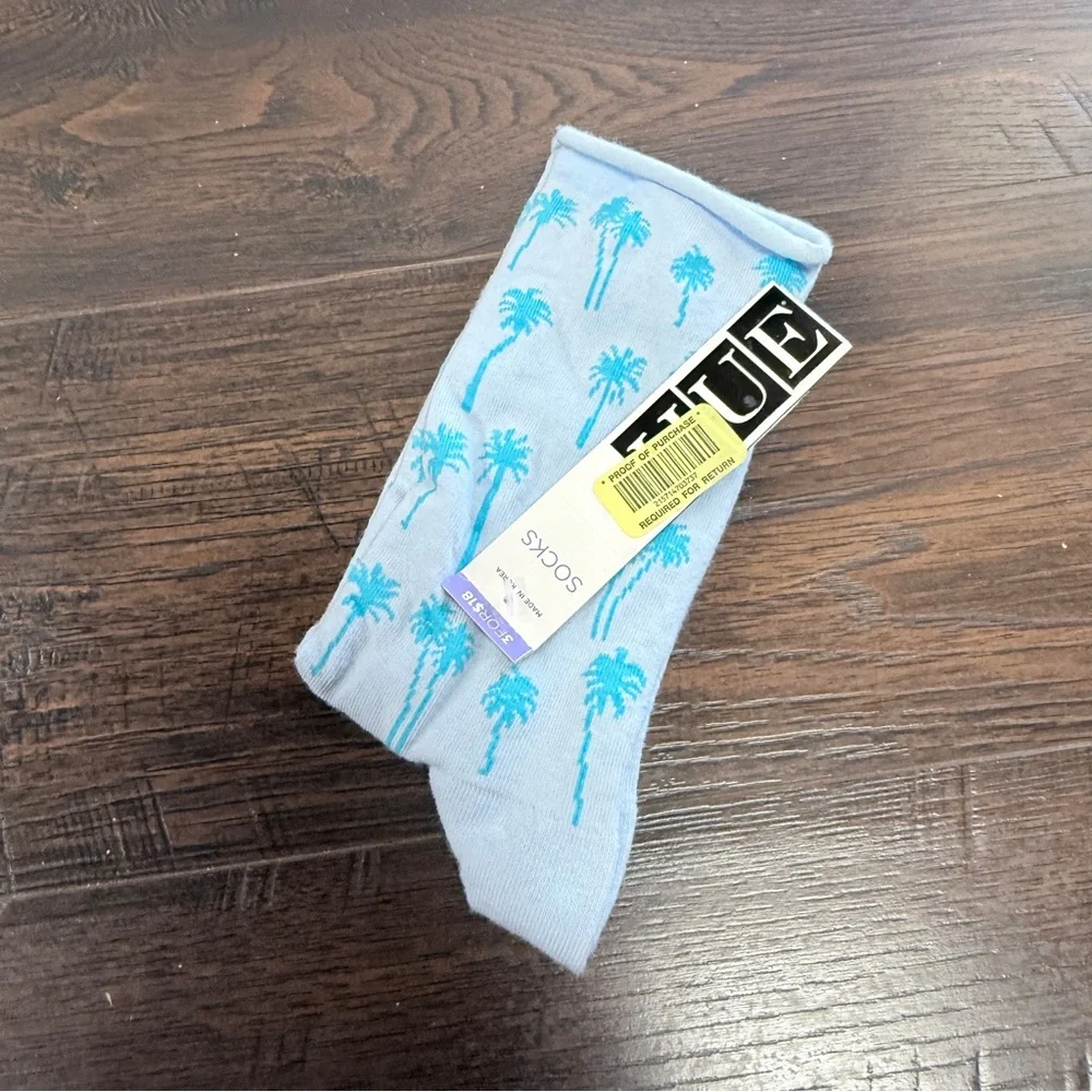 NWT HUE LIGHT BLUE TURQUOISE PALM TREE CREW SOCKS